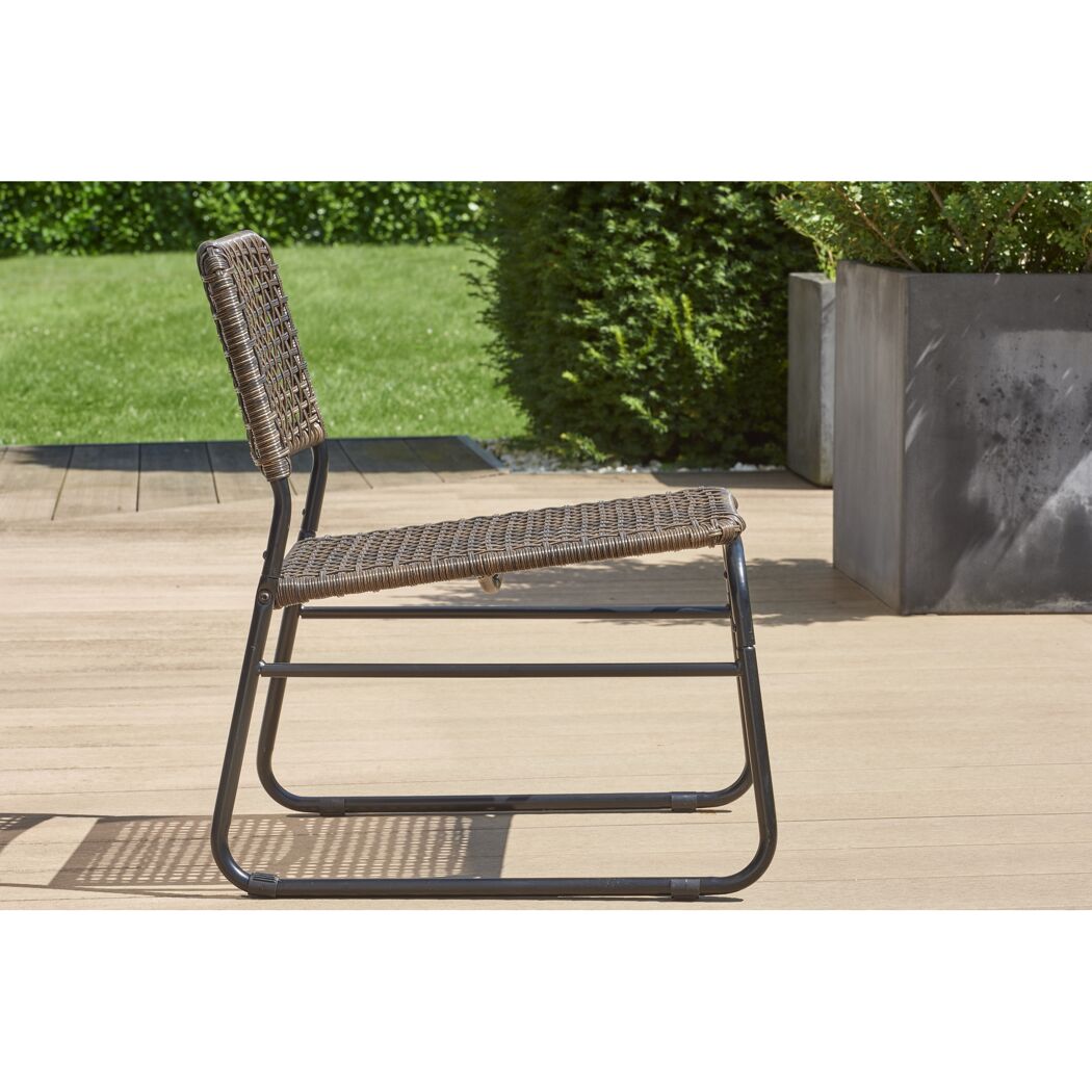 Geflochtener Gartenstuhl mit schwarzem Metallgestell