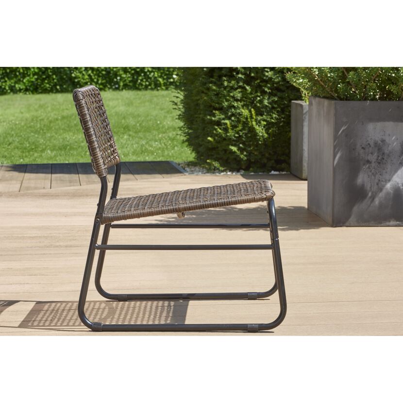 Geflochtener Gartenstuhl mit schwarzem Metallgestell