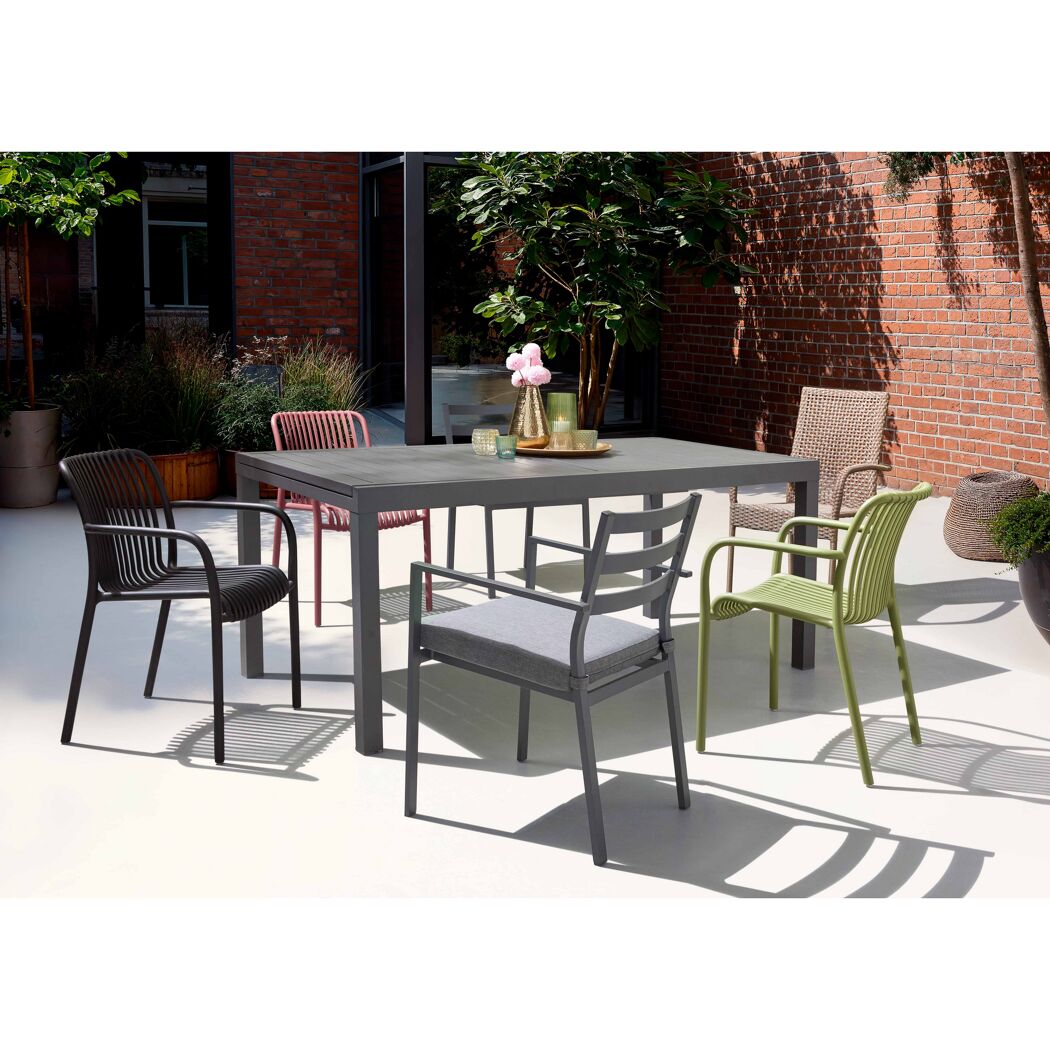 Gartenmöbel-Set mit Tisch und Stühlen