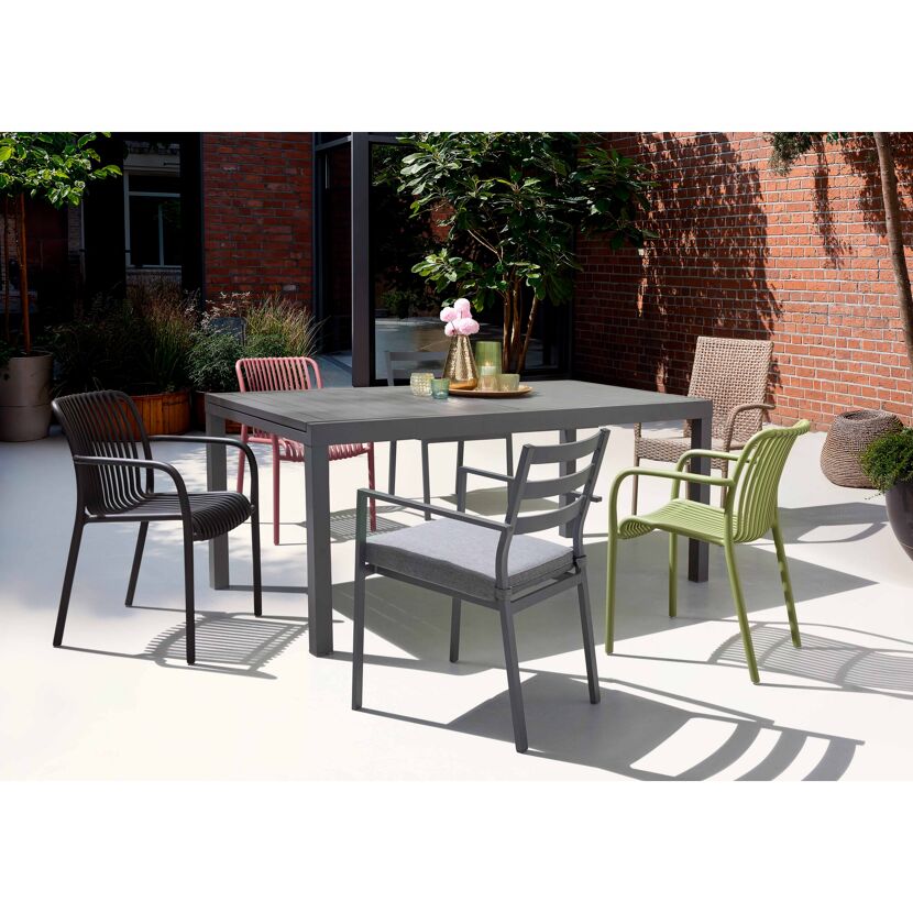 Gartenmöbel-Set mit Tisch und Stühlen