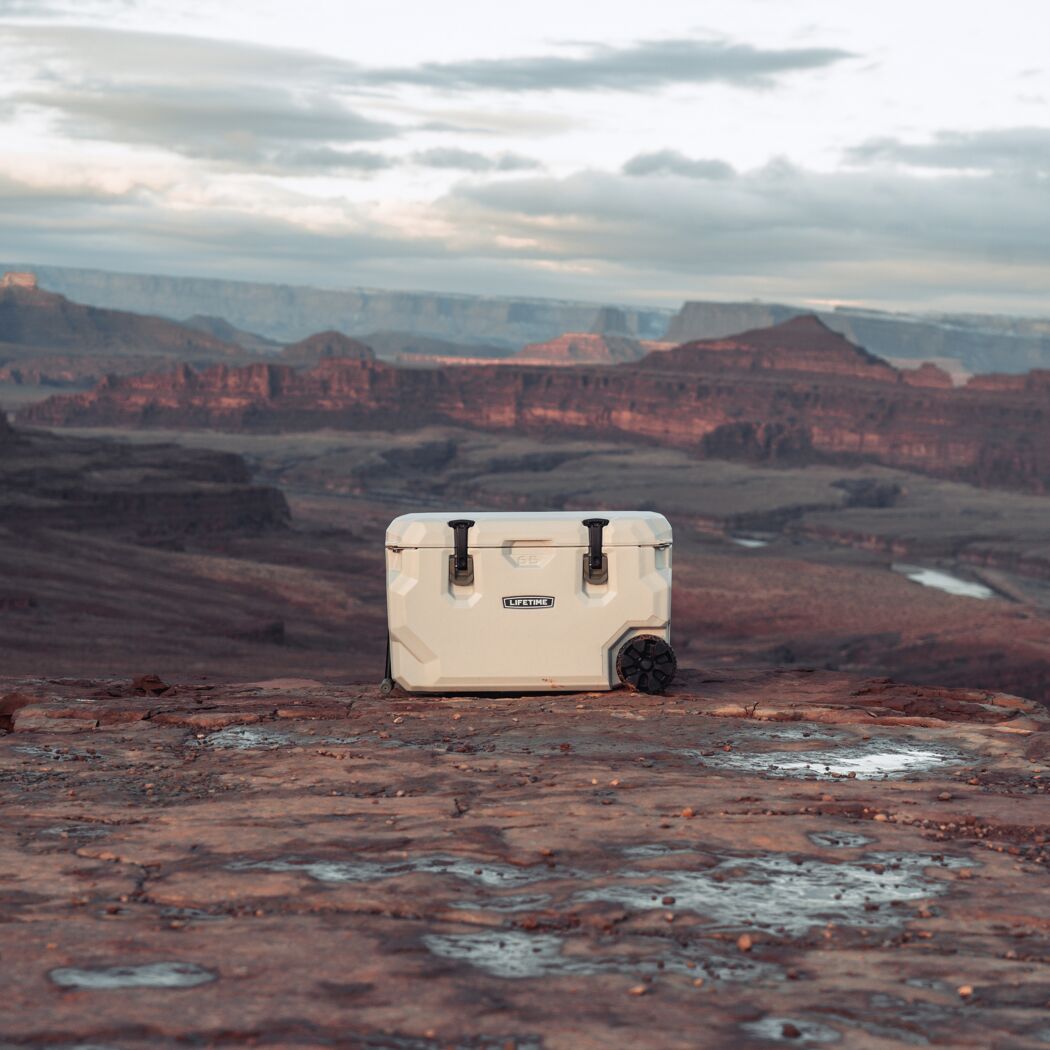 Kühlbox vor Canyonlandschaft