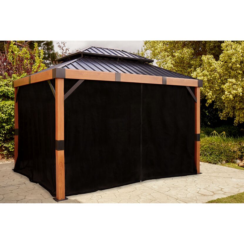 Gartenpavillon mit schwarzen Vorhängen