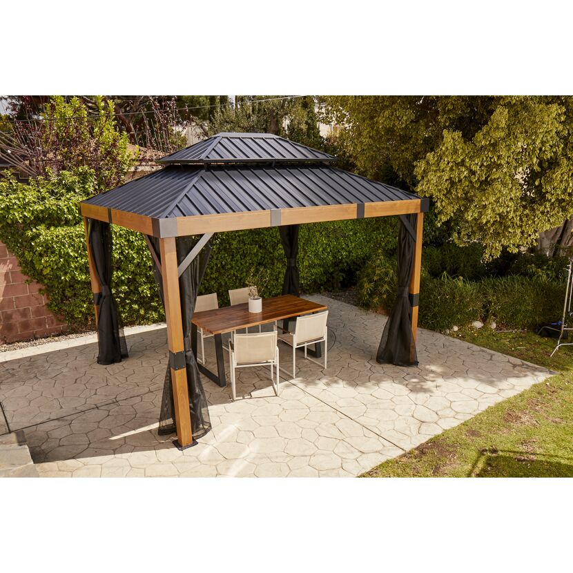 Pavillon mit Tisch und Stühlen