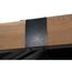 Holzbalken mit schwarzer Metallhalterung