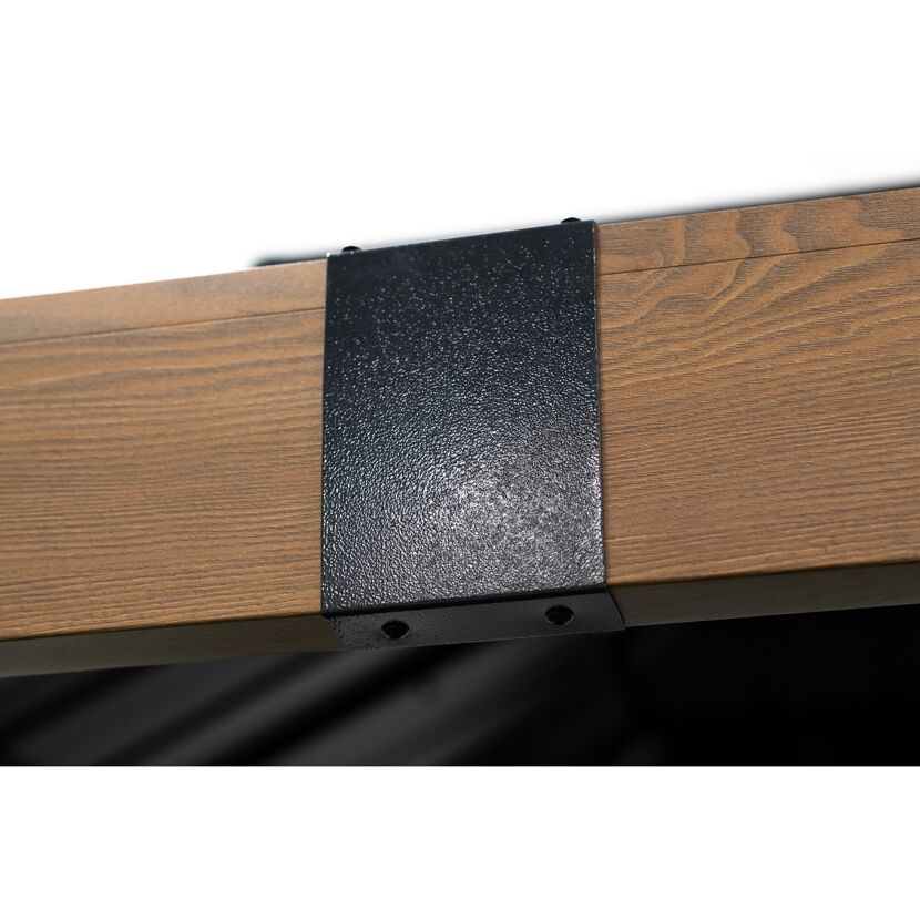 Holzbalken mit schwarzer Metallhalterung