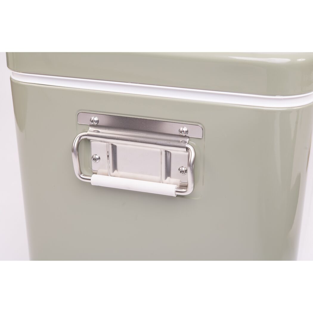 Metallgriff einer grünen Kühlbox