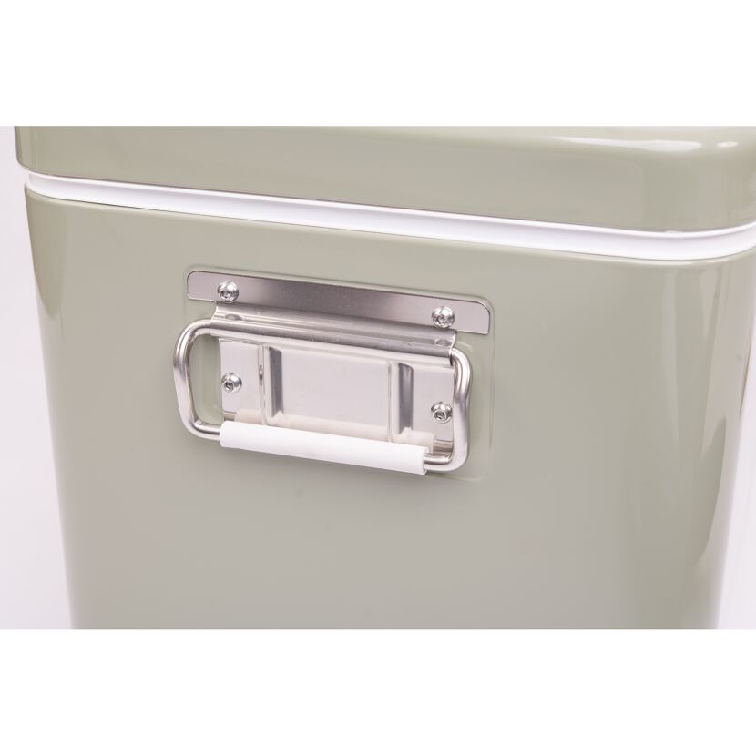 Metallgriff einer grünen Kühlbox