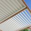 Weiße Pergola von unten