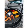Grill mit Grillgut und Grillplatte