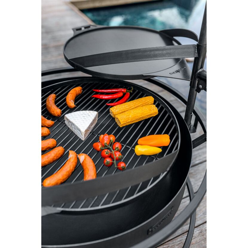 Grill mit Grillgut und Grillplatte