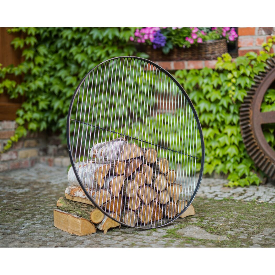 Runder Grillrost auf Holzscheiten