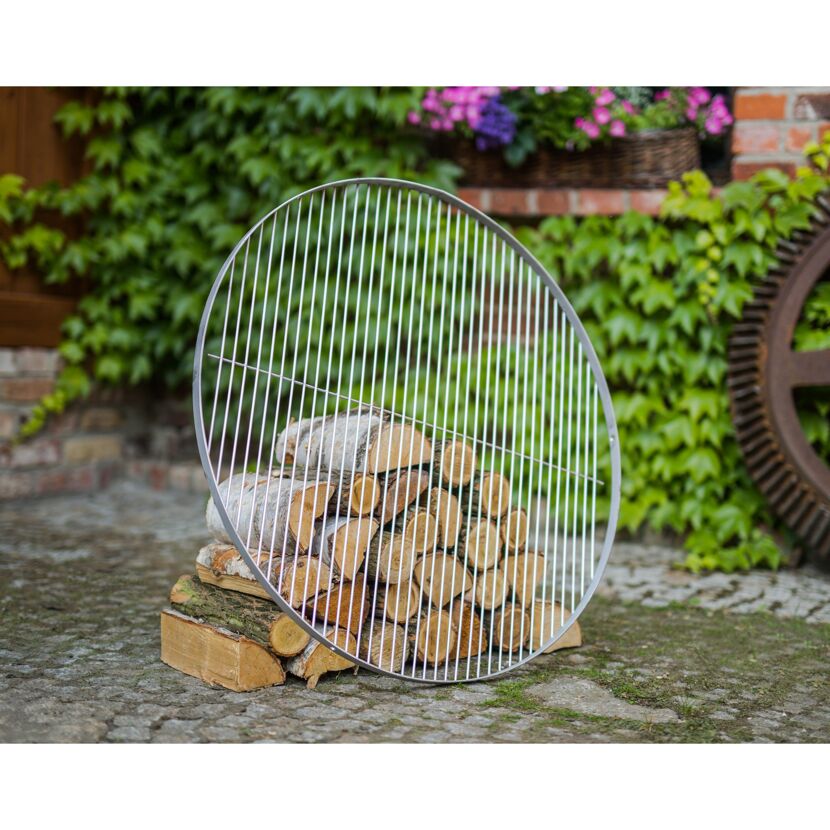 Runder Grillrost auf Holzstapel