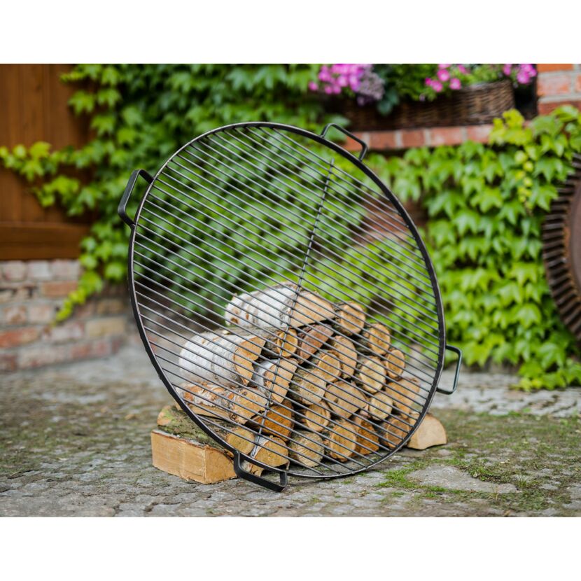 Runder Grillrost mit Brennholz