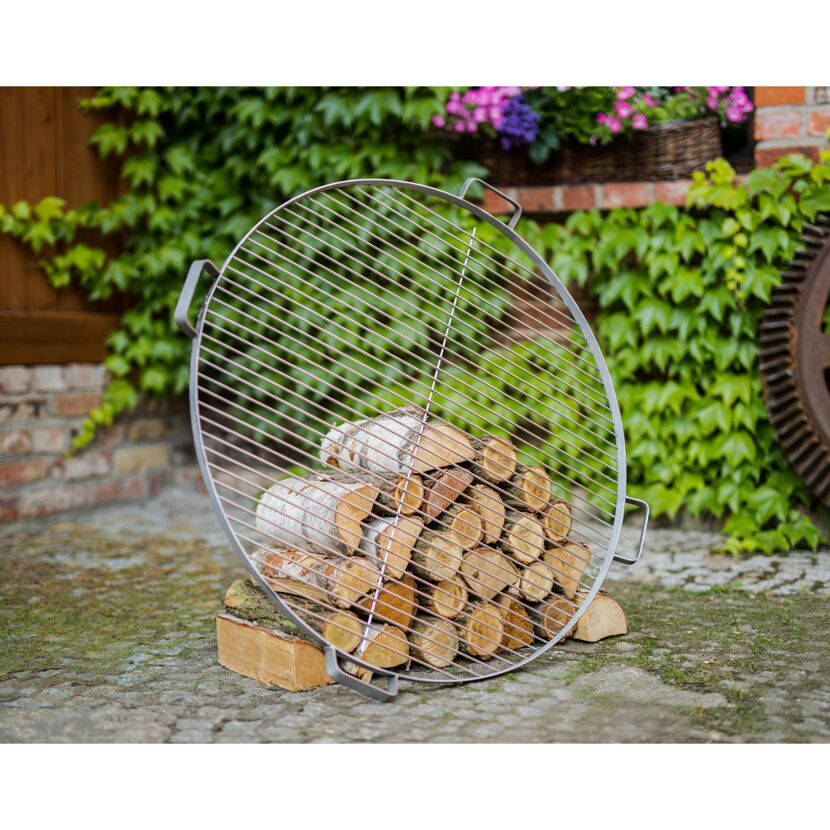Runder Grillrost auf Holzscheiten