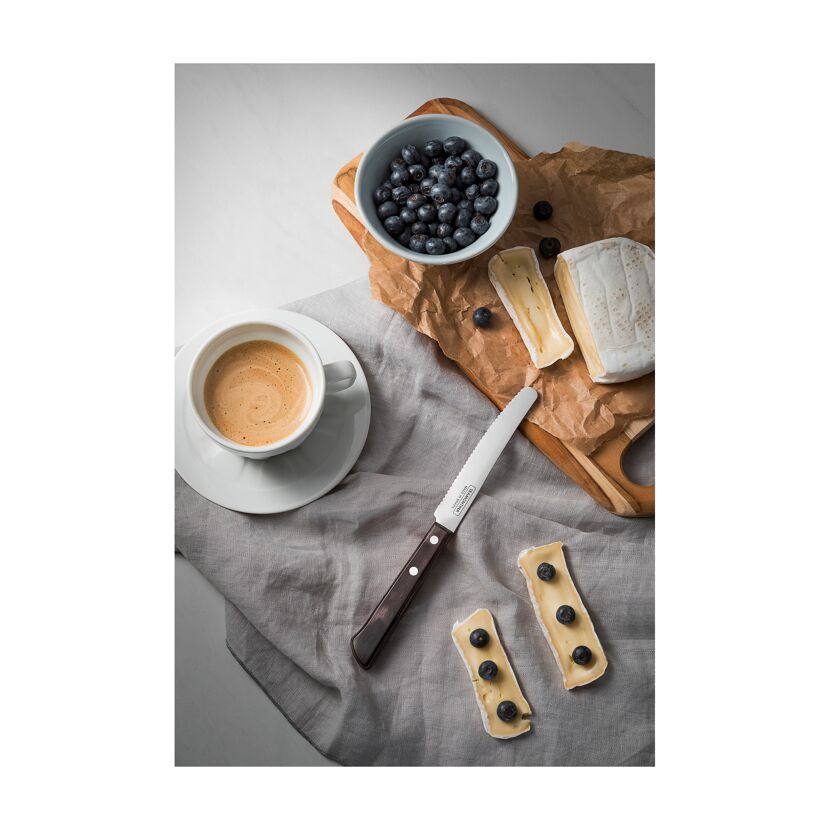 Käse, Blaubeeren und Messer
