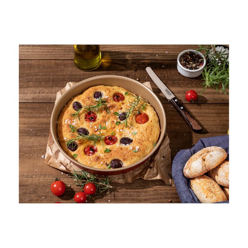 Focaccia mit Rosmarin und Brotmessser