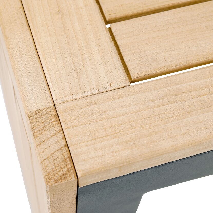 Nahaufnahme Holzoberfläche Loungemöbelset mit Aluminiumrahmen