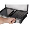 Person stellt Grillplatte auf Campingkocher