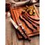 Steakbesteck neben gegrilltem Steak
