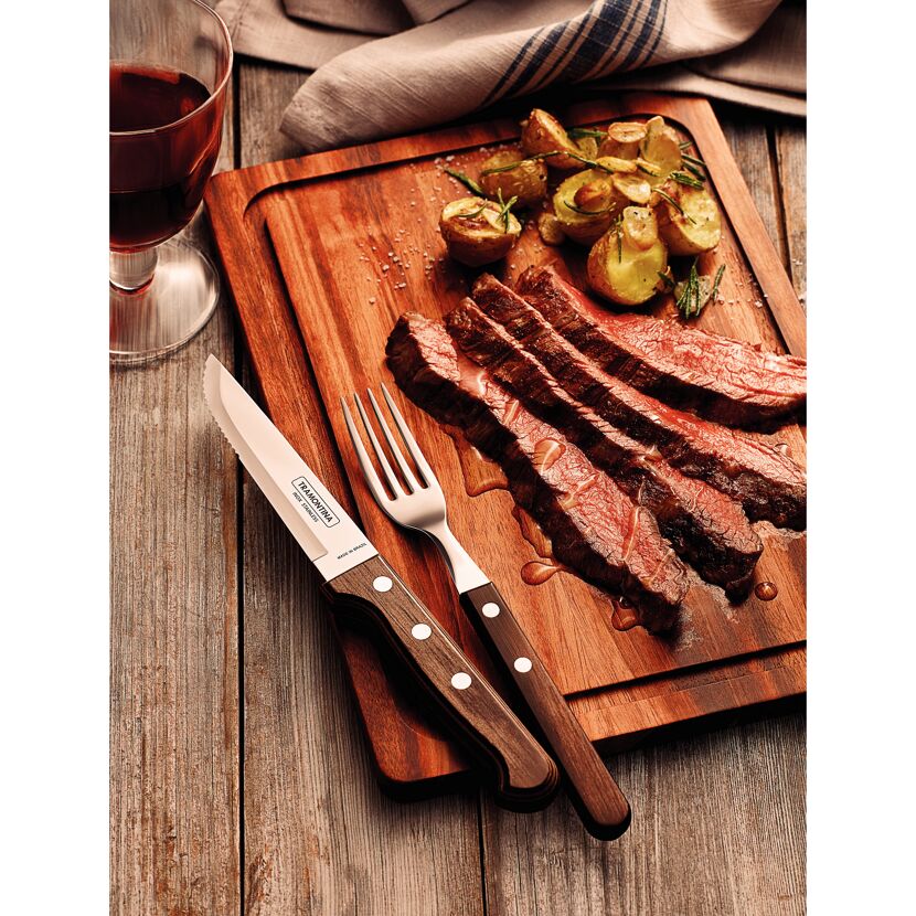 Steakbesteck neben gegrilltem Steak