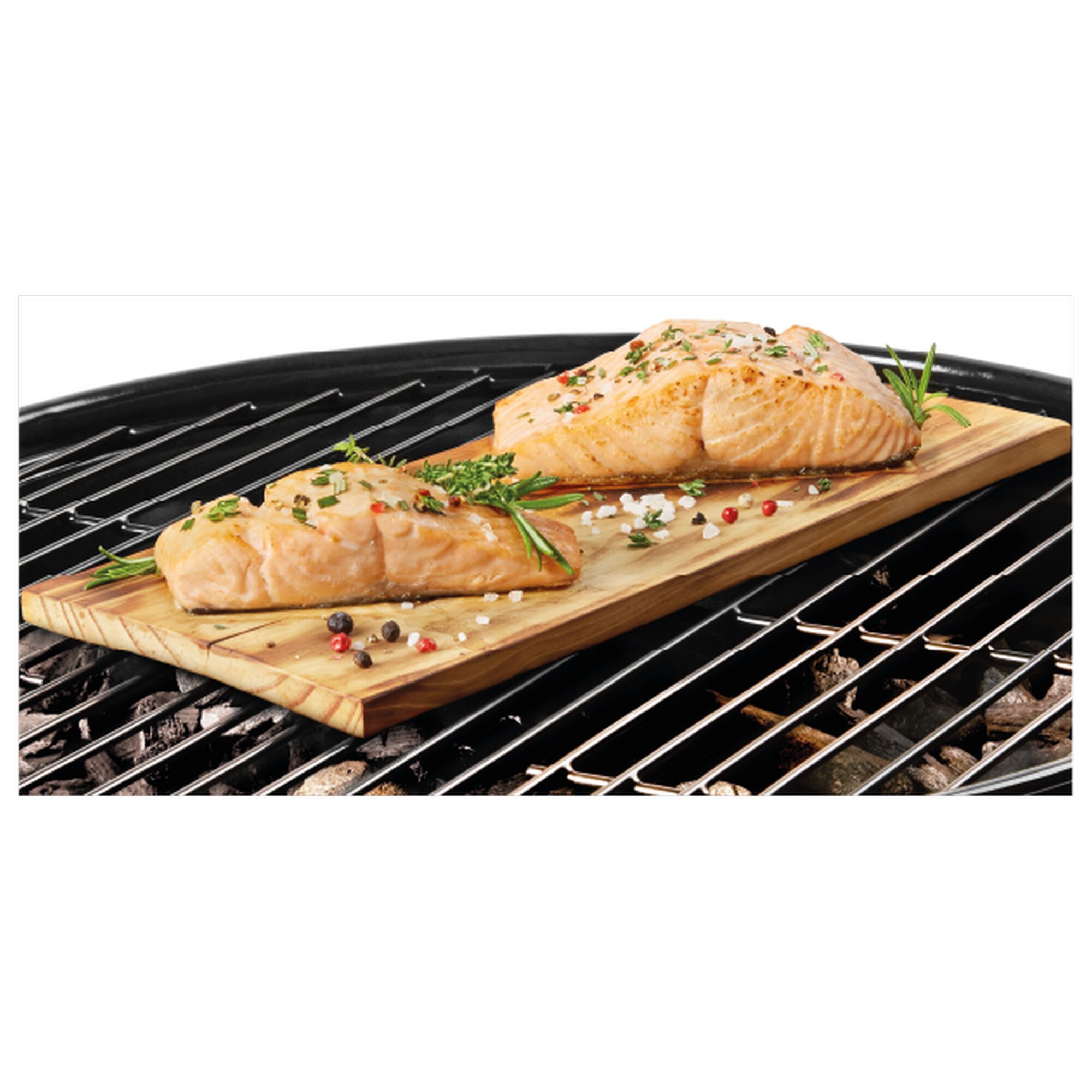 Lachs auf Zedernholzbrett auf einem Grill