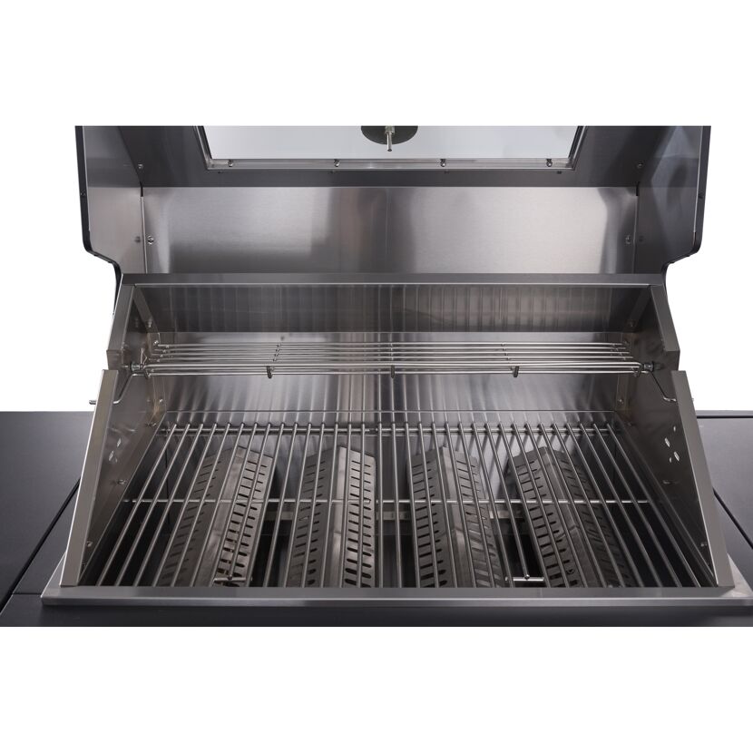 Leerer Gasgrill mit geöffnetem Deckel.