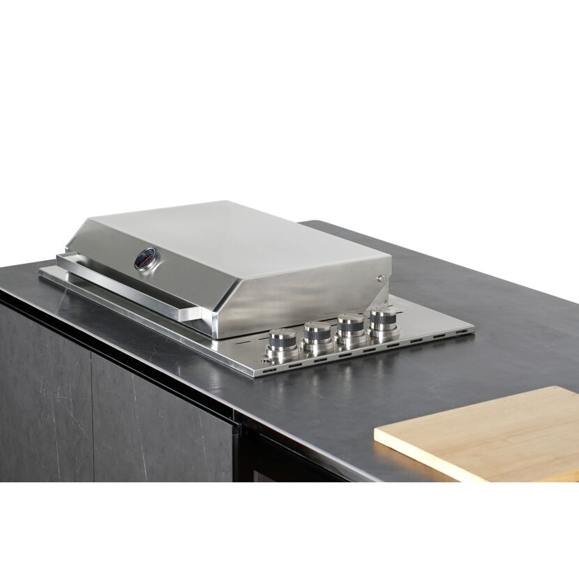 Gasgrill auf einer Außenküche
