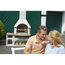 Grillkamin mit Grillgut und Grillzange