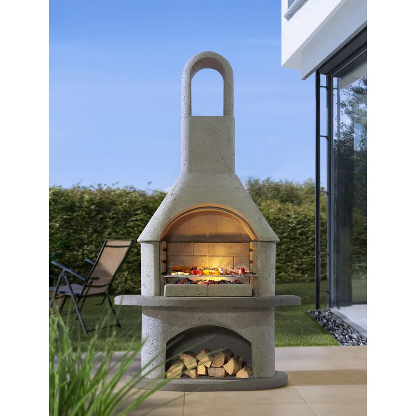 Grillkamin aus Beton mit Grillgut