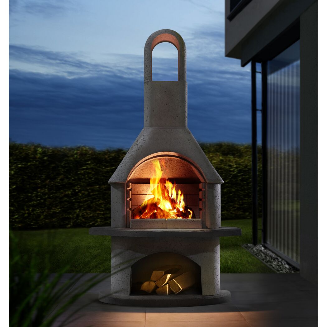 Runder Grillkamin aus Beton mit brennendem Feuer