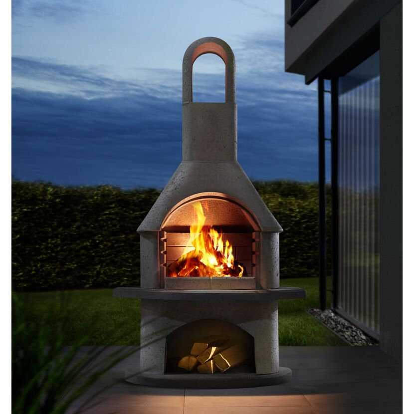 Runder Grillkamin aus Beton mit brennendem Feuer