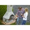 Zwei Personen beim Grillen mit Grillzange