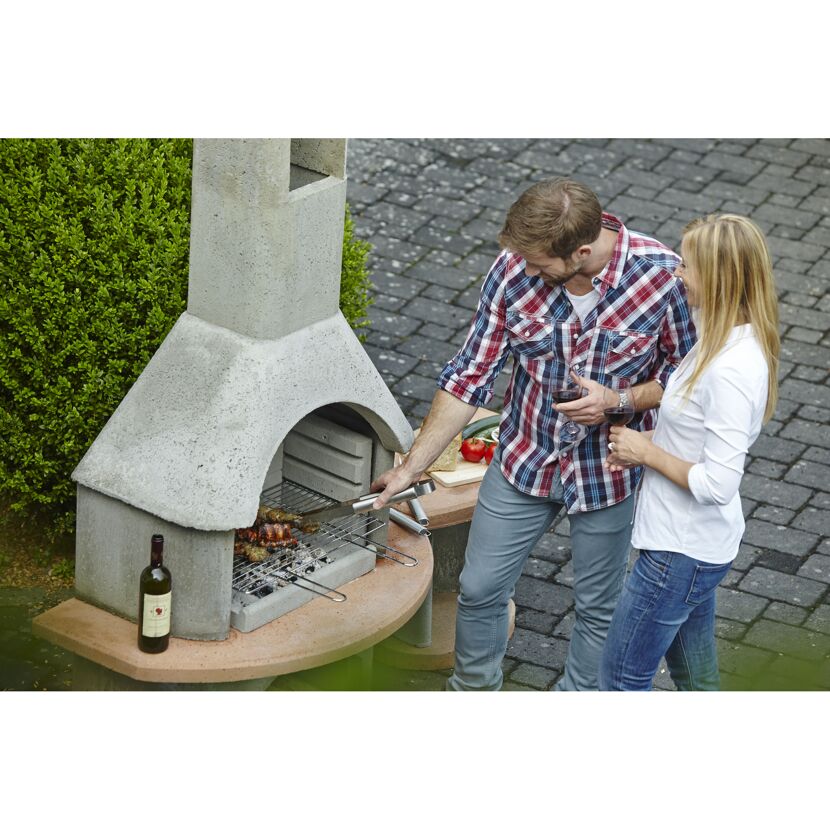 Zwei Personen beim Grillen mit Grillzange