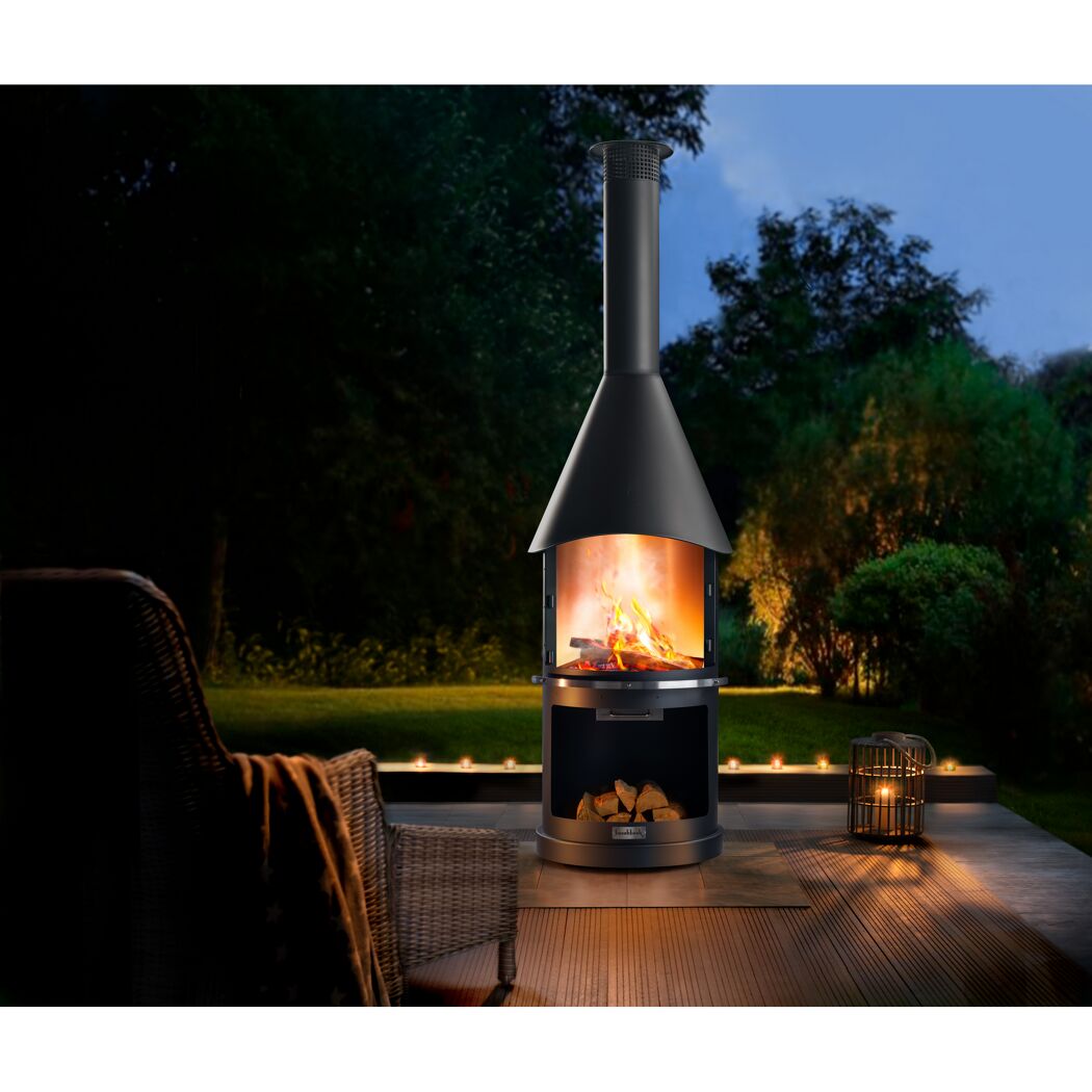 Gartenkamin aus Edelstahl mit brennendem Feuer