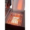 Gasgrill mit geöffnetem Deckel und leuchtenden Brennern