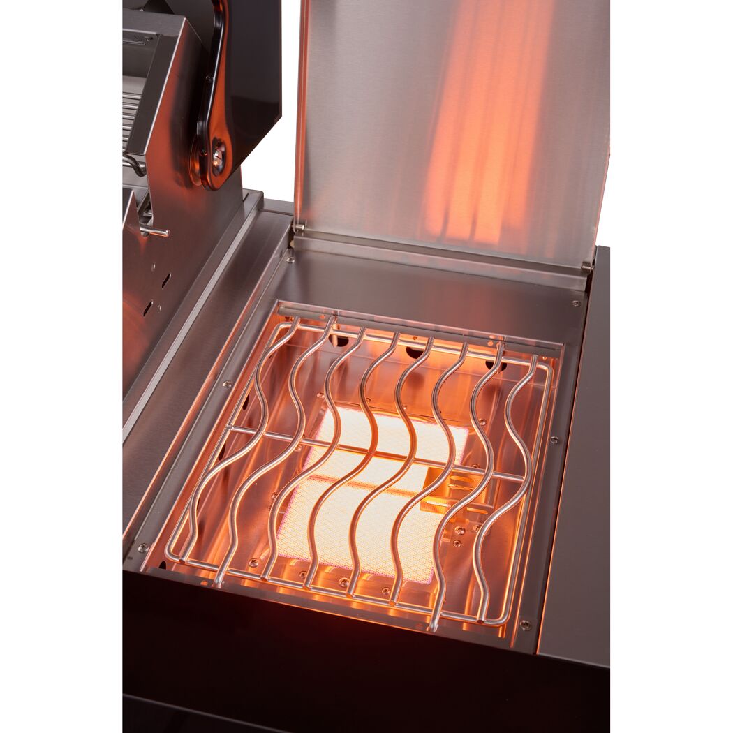 Gasgrill mit geöffnetem Deckel und leuchtenden Brennern
