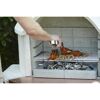 Person grillt Fleisch und Würstchen