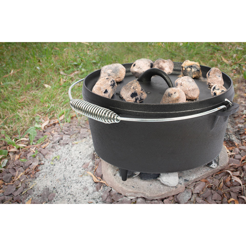 Schwarzer Dutch Oven mit Briketts