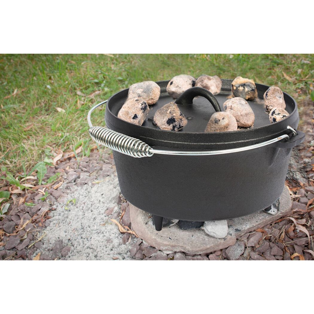 Schwarzer Dutch Oven mit Briketts