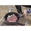 Steak und Knoblauchzehen im El Fuego Dutch Oven