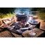 Ein Dutch Oven über einem Lagerfeuer und ein Glas Rotwein