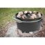 Schwarzer Dutch Oven mit Briketts