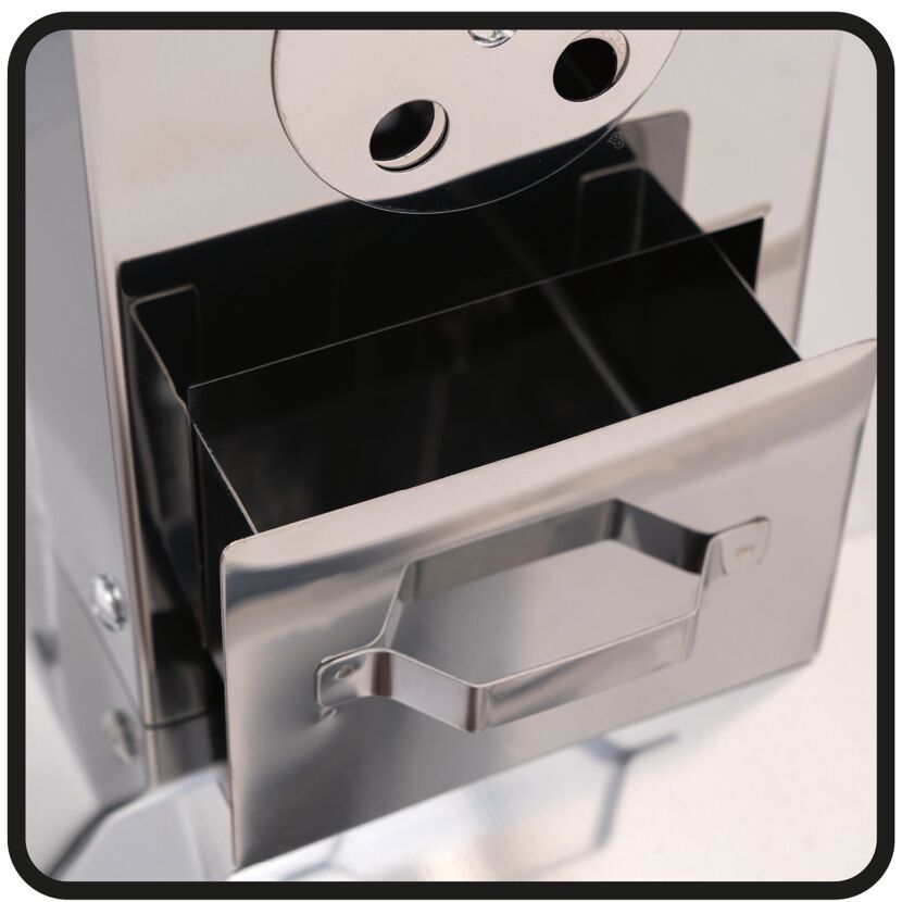 Offene Schublade eines Trichtergrills