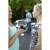 Drei Personen beim Grillen im Garten