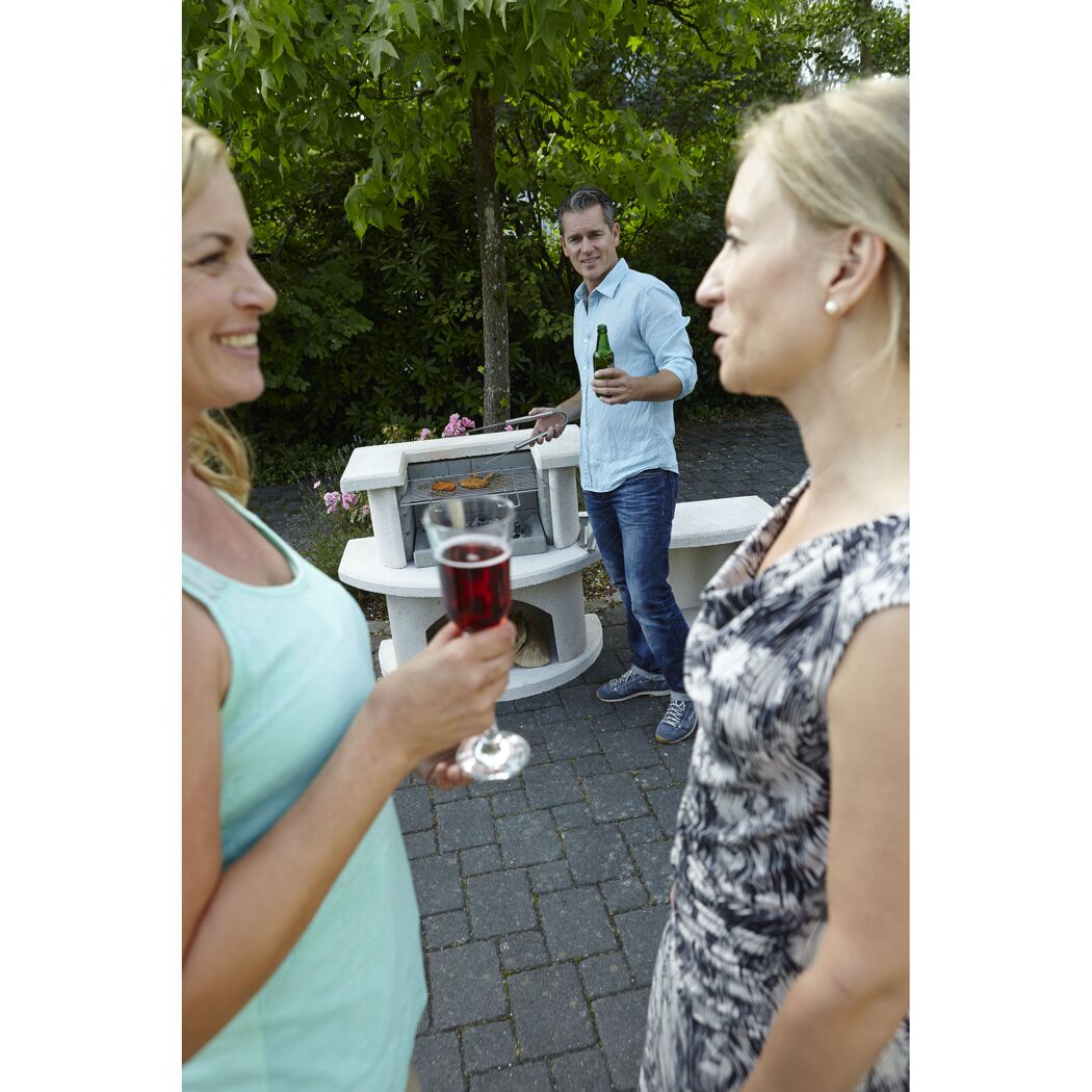 Drei Personen beim Grillen im Garten