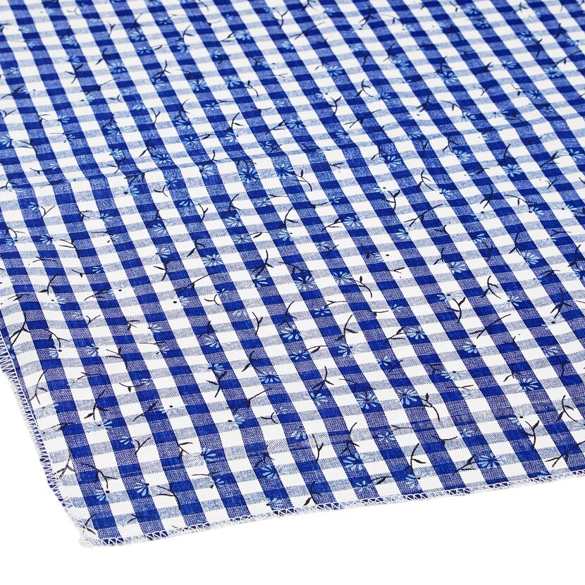 Blau-weiß karierte Tischdecke mit Blumenmuster
