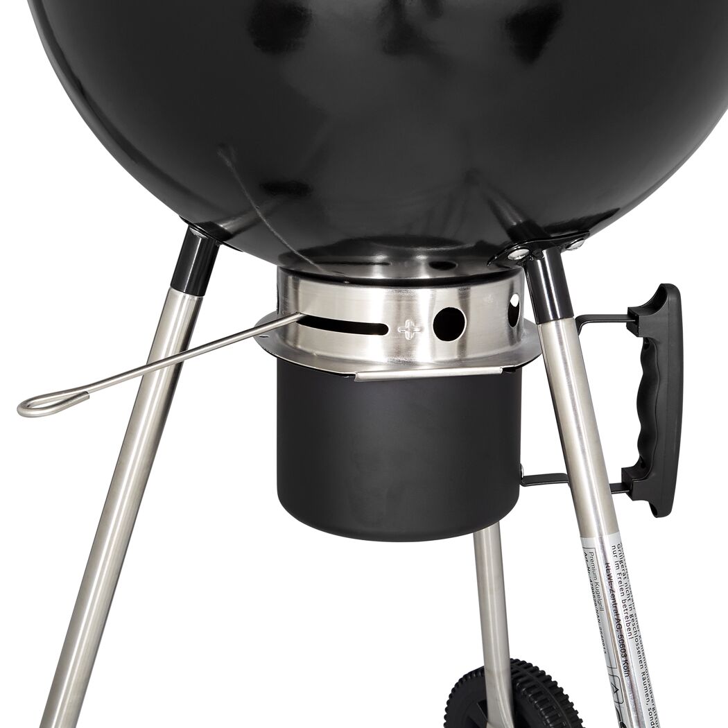Schwarzer Kugelgrill mit silbernen Beinen und schwarzem Griff