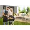 Zwei Personen grillen im Garten mit einem Kugelgrill.