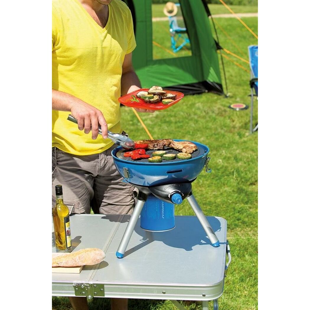 Person grillt auf Campingkocher