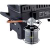 Gasregler mit Gaskartusche am Gasgrill befestigt